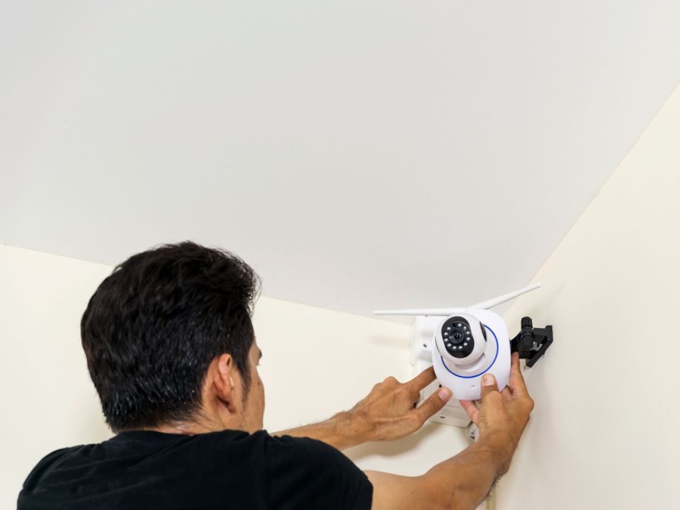 Installing wireless business surveillance systems has many advantages for your business.